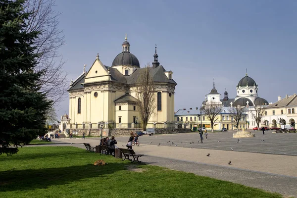 St. Lawrence kerk in het historische centrum van Zhovkva, Lviv regio, Oekraïne. april 2016 — Stockfoto