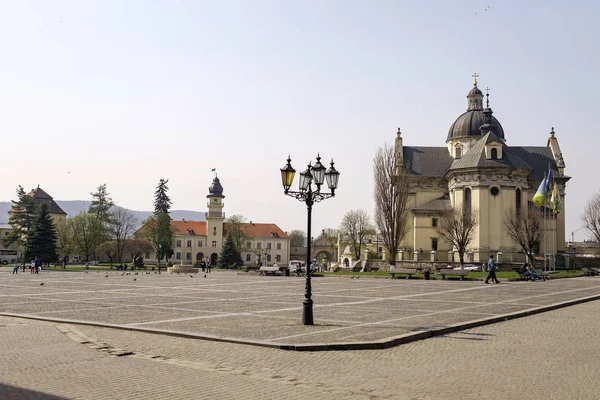Iglesia de San Lorenzo en el centro histórico de Zhovkva, región de Lviv, Ucrania. Abril de 2016 — Foto de Stock