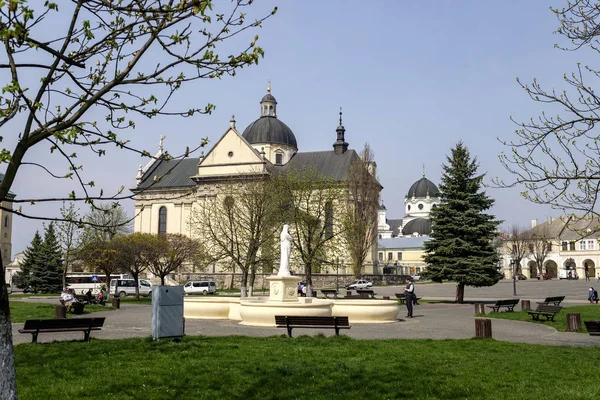 Chiesa di San Lorenzo nel centro storico di Zhovkva, regione di Leopoli, Ucraina. aprile 2016 — Foto Stock