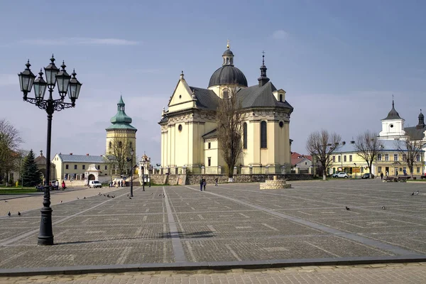 Iglesia de San Lorenzo en el centro histórico de Zhovkva, región de Lviv, Ucrania. Abril de 2016 — Foto de Stock