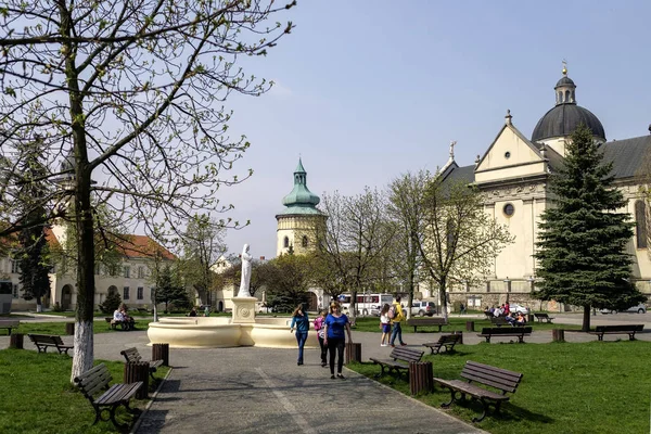 Kostel sv. Vavřince v historickém centru Žovkova, Lvov, Ukrajina. Duben 2016 — Stock fotografie