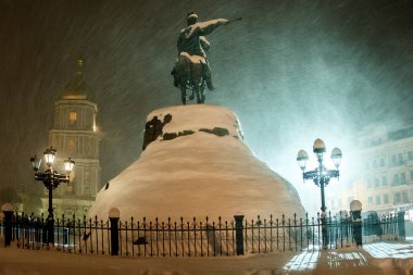 Ukrayna 'nın Kyiv kentindeki Sofya Meydanı' nda kar fırtınası. Aziz Sophia Katedrali ve Bogdan Khmelnytsky anıtı. Ocak 2010