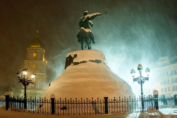 Snowstorm on Sofia Square in Kyiv, Ukraine. St. Sophia Cathedral and monument to Bogdan Khmelnytsky. January 2010 — Stock Photo, Image