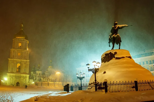 Snowstorm on Sofia Square in Kyiv, Ukraine. St. Sophia Cathedral and monument to Bogdan Khmelnytsky. January 2010 — Stock Photo, Image