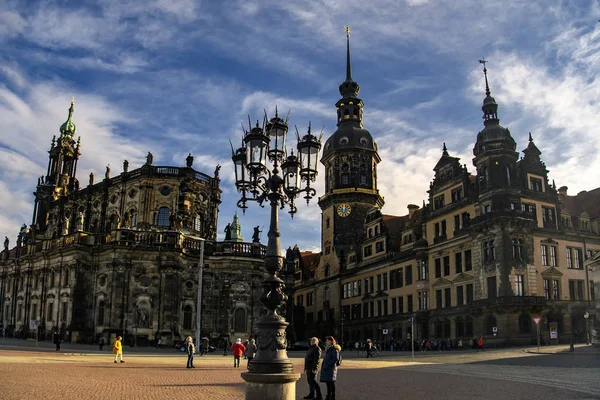 Catedral de Dresden da Santíssima Trindade Hofkirche, Castelo Hausmannsturm em Theaterplatz em Dresden, Alemanha. Novembro 2019 — Fotografia de Stock