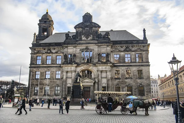 Caminatas a caballo cerca del Monumento a Friedrich August the Just en la Schlossplatz en Dresden, Alemania. Noviembre de 2019 — Foto de Stock