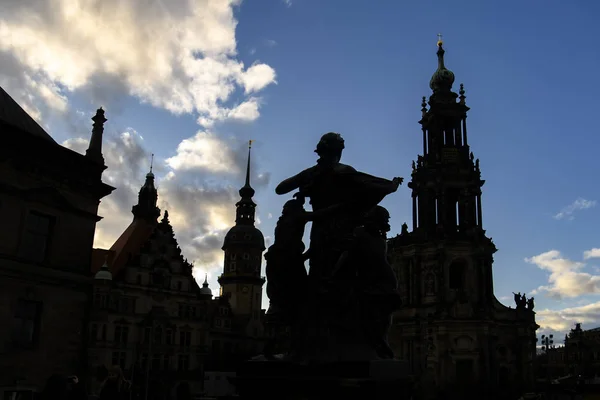 Silhuetas da Catedral de Dresden de Trinity Hofkirche e do Castelo de Dresden Hausmannsturm. Dresden, Alemanha. Novembro de 2019 — Fotografia de Stock