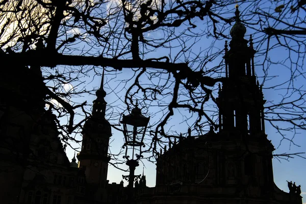 Silhuetas da Catedral de Dresden de Trinity Hofkirche e do Castelo de Dresden Hausmannsturm. Dresden, Alemanha. Novembro de 2019 — Fotografia de Stock