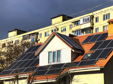 Kulübe çatıda güneş panelleri ve arkadaki apartman ile donatılmıştır. Ukrayna.