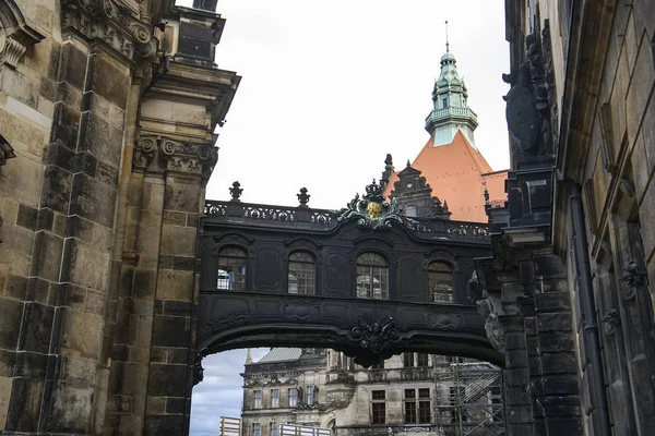 Galeria pomiędzy Drezdeńską Katedrą Świętej Trójcy Hofkirche i Zamkiem Hausmannsturm w Dreźnie, Niemcy. listopad 2019 — Zdjęcie stockowe