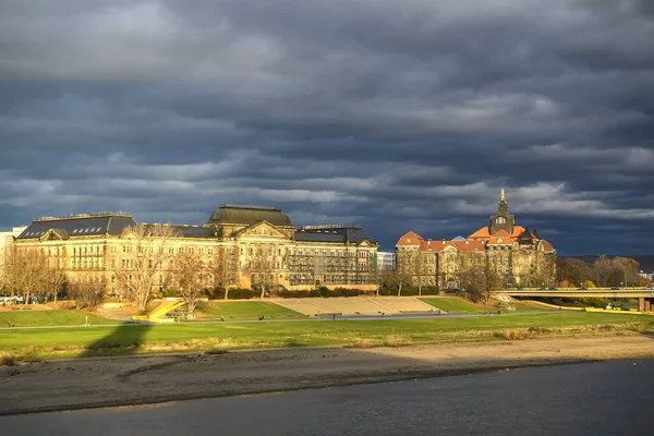 Veduta del Ministero sassone della Cultura, della Cancelleria di Stato sassone e del fiume Elba. Dresda, Germania. novembre 2019 — Foto Stock