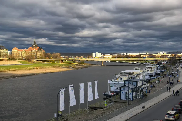 Veduta del Ministero sassone della Cultura, della Cancelleria di Stato sassone e del fiume Elba. Dresda, Germania. novembre 2019 — Foto Stock