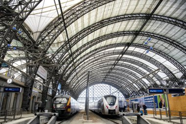 Dresden Merkez İstasyonu Hauptbahnhof. Platformlardaki trenler. Dresden, Almanya. Kasım 2019