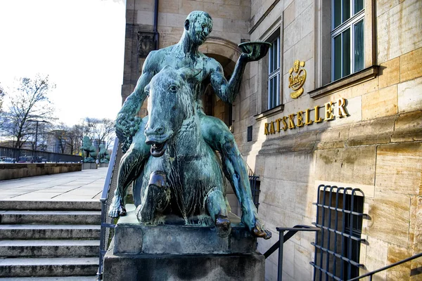 Brązowe figurki w pobliżu Dresden City Hall, Niemcy. listopad 2019 — Zdjęcie stockowe