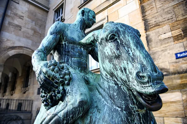 Brązowe figurki w pobliżu Dresden City Hall, Niemcy. listopad 2019 — Zdjęcie stockowe