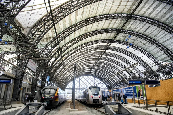 드레스덴 주 주요 역의 내부는 하프트 반 호프 역이다. 열차가 있습니다. 독일 드레스덴에서. 2019 년 11 월 — 스톡 사진