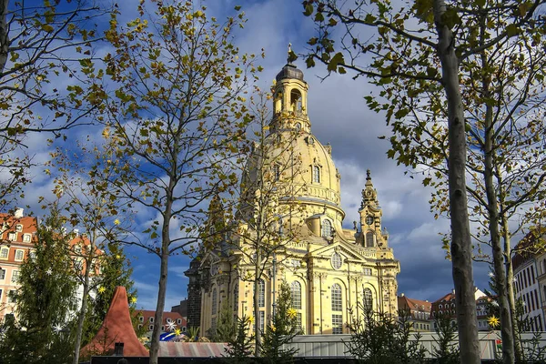 Vista para Frauenkirche da praça Striezelmarkt em Dresden, Saxônia, Alemanha, novembro 2019 — Fotografia de Stock