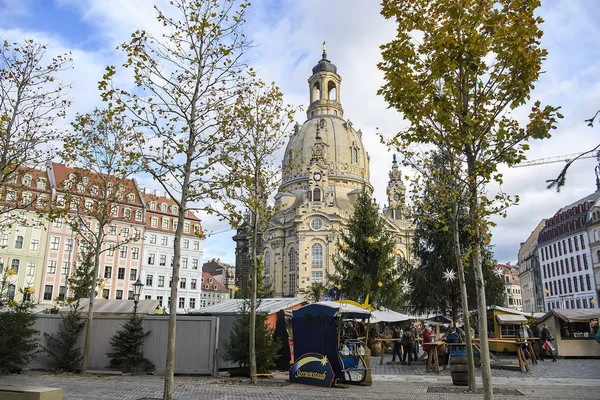 Vista para Frauenkirche da praça Striezelmarkt em Dresden, Saxônia, Alemanha, novembro 2019 — Fotografia de Stock