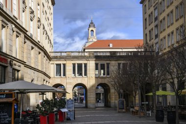 Almanya, Dresden Altstadt Tarih Merkezi 'nde rahat bir cadde. Kasım 2019 