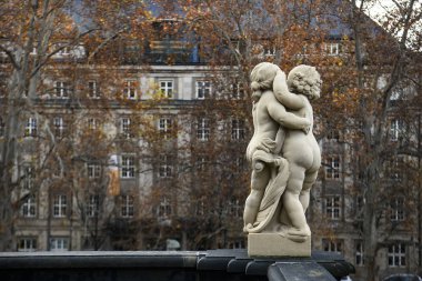 Almanya 'nın Saksonya eyaletinde Dresden' deki Barok Zwinger Sarayı 'na bağlı heykeller. Kasım 2019