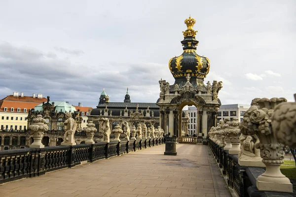 A entrada coroada Kronentor para o palácio barroco de Zwinger em Dresden, Saxônia, Alemanha. Novembro de 2019 — Fotografia de Stock