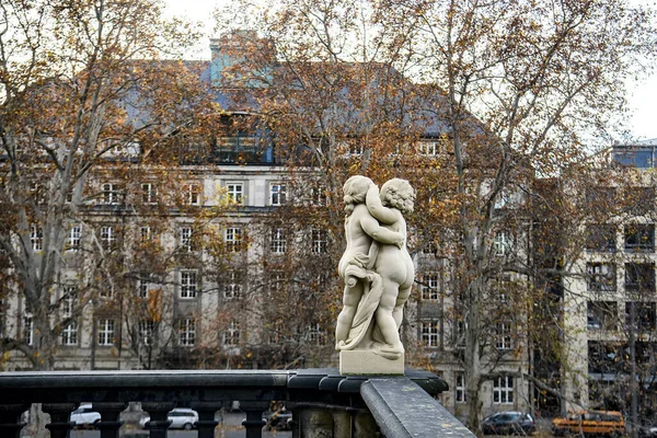 Skulpturen auf dem Gebiet des barocken Zwinger-Schlosses in Dresden, Sachsen, Deutschland. November 2019 — Stockfoto