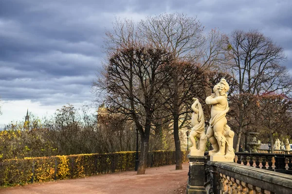 Esculturas en el territorio del palacio barroco de Zwinger en Dresde, Sajonia, Alemania. Noviembre 2019 — Foto de Stock