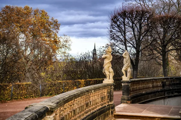 Esculturas no território do palácio barroco de Zwinger em Dresden, Saxônia, Alemanha. Novembro de 2019 — Fotografia de Stock
