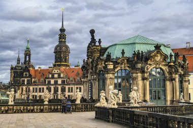 Dresden, Saksonya, Almanya 'daki Barok Sarayı ve park kompleksi Zwinger. Kasım 2019