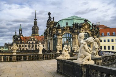 Dresden, Saksonya, Almanya 'daki Barok Sarayı ve park kompleksi Zwinger. Kasım 2019