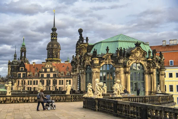 Palácio barroco e parque complexo Zwinger em Dresden, Saxônia, Alemanha. Novembro de 2019 — Fotografia de Stock