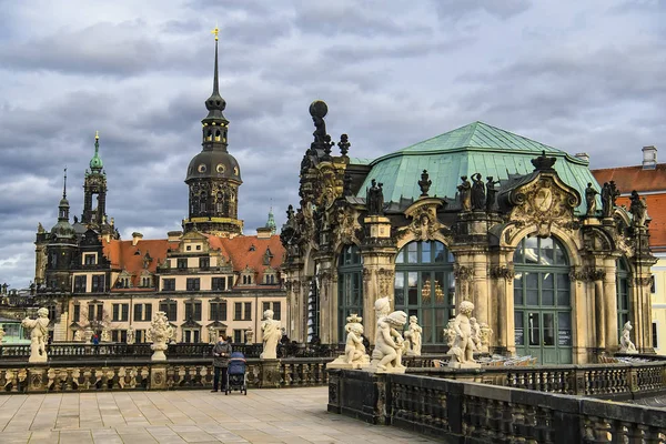 Palácio barroco e parque complexo Zwinger em Dresden, Saxônia, Alemanha. Novembro de 2019 — Fotografia de Stock