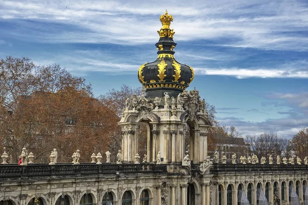 De gekroonde ingang van het barokke Zwinger paleis in Dresden, Saksen, Duitsland. november 2019 — Stockfoto