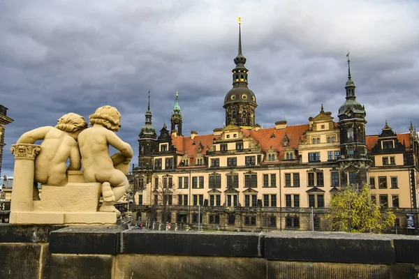 Vista para o Castelo de Dresden Hausmannsturm do palácio barroco Zwinger em Dresden, Alemanha. Novembro de 2019 — Fotografia de Stock