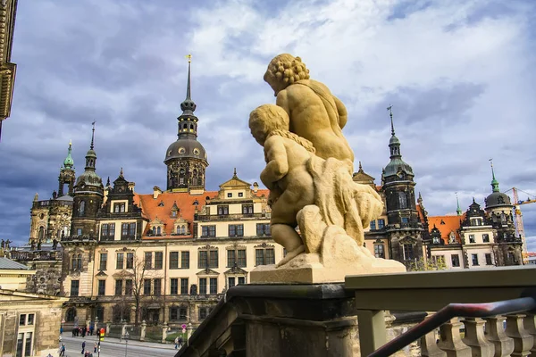 Vista al castillo de Dresde Hausmannsturm desde el palacio barroco Zwinger en Dresde, Alemania. Noviembre 2019 — Foto de Stock