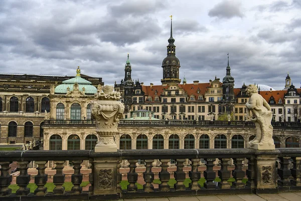 Palacio barroco y complejo de parques Zwinger en Dresde, Sajonia, Alemania. Noviembre 2019 — Foto de Stock