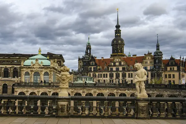 Palacio barroco y complejo de parques Zwinger en Dresde, Sajonia, Alemania. Noviembre 2019 — Foto de Stock