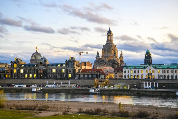 Vista noturna para a paisagem urbana de Dresden, Saxônia, Alemanha. Novembro de 2019 — Fotografia de Stock