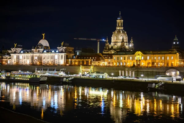 Kvällsutsikt över stadsbilden Dresden, Sachsen, Tyskland. November 2019 — Stockfoto