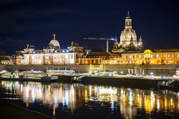 Vista nocturna al paisaje urbano de Dresde, Sajonia, Alemania. Noviembre 2019 — Foto de Stock