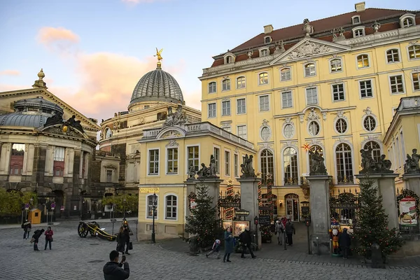 Vista para a Academia de Belas Artes na baixa da cidade de Dresden, Alemanha. Novembro de 2019 — Fotografia de Stock