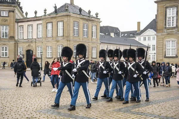 Королевская гвардия во время церемонии смены почетного караула в Королевском дворце Амалиенборг в Копенгагене, Дания. Февраль 2020 — стоковое фото
