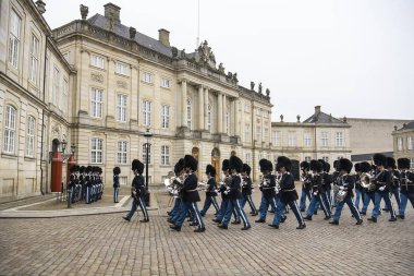 Danimarka 'nın başkenti Kopenhag' daki Kraliyet Amalienborg Sarayı 'nda Kraliyet Muhafızları Onur Değiştirme Töreni sırasında Kraliyet Muhafızları. Şubat 2020