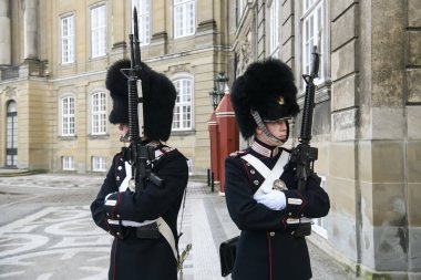 Danimarka, Kopenhag 'daki Royal Amalienborg Sarayı' nda nöbetçi kulübesinde Kraliyet Muhafızları var. Şubat 2020