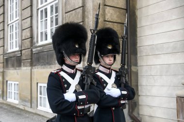 Danimarka, Kopenhag 'daki Royal Amalienborg Sarayı' nda nöbetçi kulübesinde Kraliyet Muhafızları var. Şubat 2020