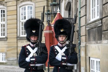 Danimarka, Kopenhag 'daki Royal Amalienborg Sarayı' nda nöbetçi kulübesinde Kraliyet Muhafızları var. Şubat 2020