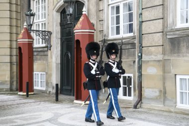 Danimarka, Kopenhag 'daki Royal Amalienborg Sarayı' nda nöbetçi kulübesinde Kraliyet Muhafızları var. Şubat 2020