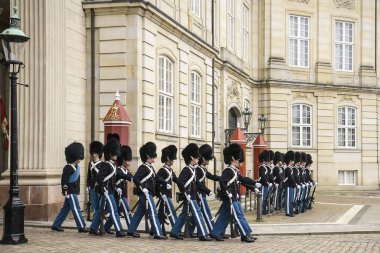 Danimarka 'nın başkenti Kopenhag' daki Kraliyet Amalienborg Sarayı 'nda Kraliyet Muhafızları Onur Değiştirme Töreni sırasında Kraliyet Muhafızları. Şubat 2020