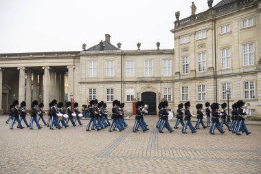 Danimarka 'nın başkenti Kopenhag' daki Kraliyet Amalienborg Sarayı 'nda Kraliyet Muhafızları Onur Değiştirme Töreni sırasında Kraliyet Muhafızları. Şubat 2020