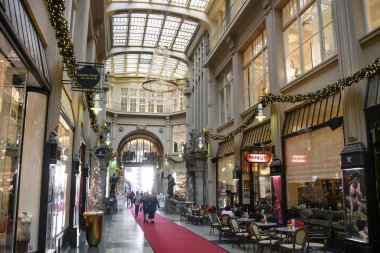 Madlerpassage 'daki Auerbachs Keller restoranının yakınındaki heykeller. Leipzig, Almanya. Kasım 2019